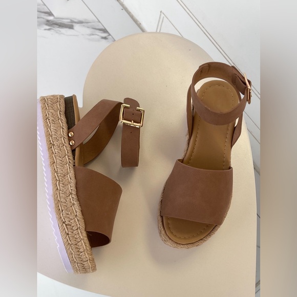 Shoes - Tan espadrille sandals